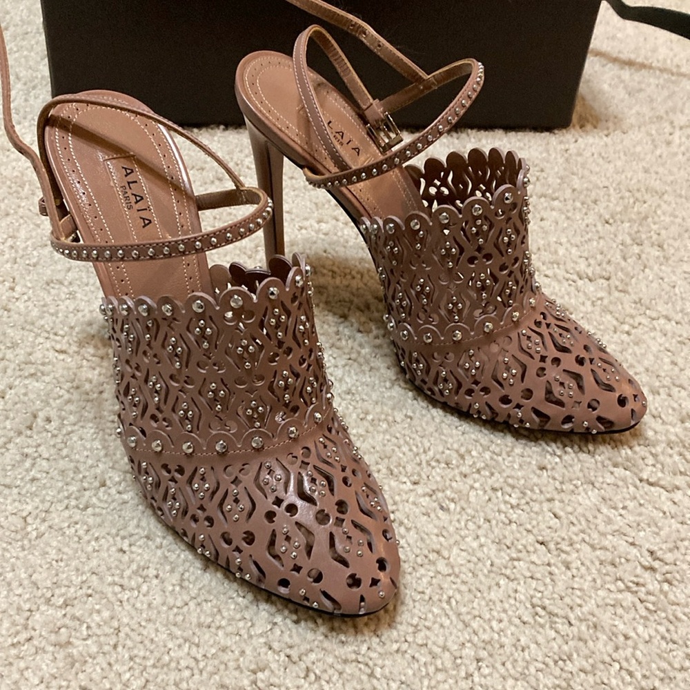 NWB Alaia Cutout Studded Pink Nude Leather Pumps Heels 36.5 6.5